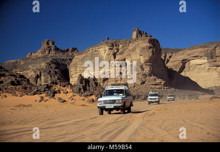 La Libia. Nei pressi di Ghat. Deserto del Sahara. Akakus (Acacus) Parco Nazionale. Auto 4x4, safari turistici. Foto Stock