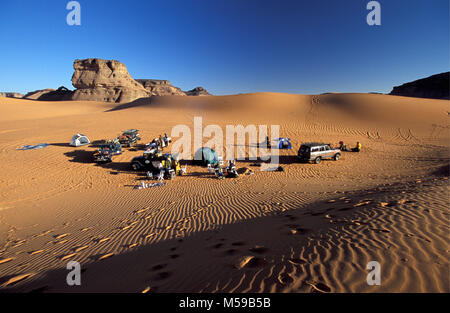 La Libia. Nei pressi di Ghat. Deserto del Sahara. Akakus (Acacus) Parco Nazionale. I turisti camping. Auto 4x4. Tende. Foto Stock