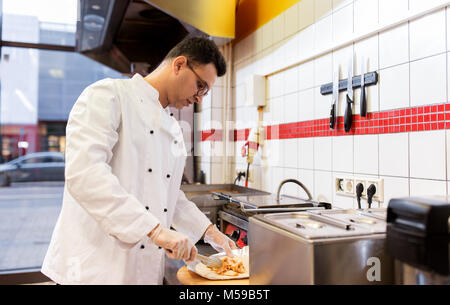 Lo chef rendendo shawarma wrap con carne di kebab shop Foto Stock