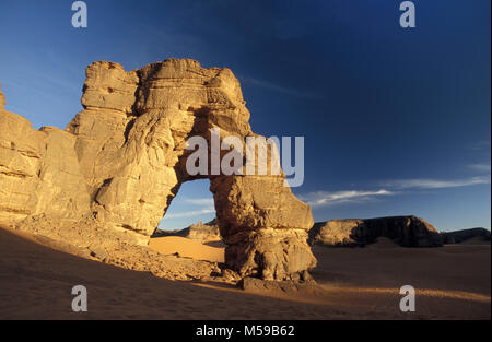 La Libia. Nei pressi di Ghat. Deserto del Sahara. Akakus (Acacus) Parco Nazionale. Arco Naturale chiamato Fezzenger. Foto Stock