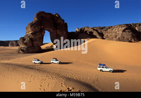 La Libia. Nei pressi di Ghat. Deserto del Sahara. Akakus (Acacus) Parco Nazionale. Arco Naturale chiamato Fezzenger. 4x4 car. Foto Stock