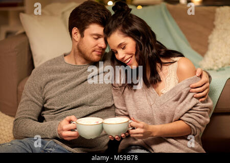 Coppia felice di bere cacao a casa Foto Stock