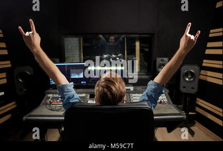 Man a console di miscelazione in music studio di registrazione Foto Stock