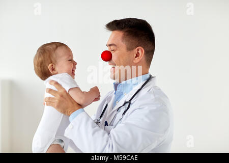 Happy baby al medico sul naso rosso giorno Foto Stock