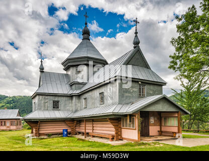 St Michael Chiesa Greco-cattolica, ricoperta con foglio di placcatura di metallo, vicino alla città di Yaremche, Carpazi, regione Prykarpattia, Ucraina Foto Stock