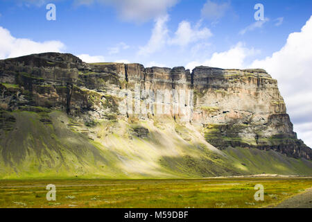 Paesaggio con laghi, fiumi e cascate in verde Islanda Foto Stock