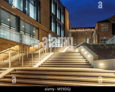 Passi che conducono fino al pezzo Hall presso la Biblioteca Centrale e gli archivi in Halifax West Yorkshire Inghilterra Foto Stock