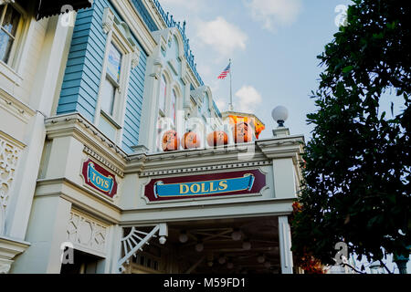 Zucche di Halloween sul negozio di articoli da regalo a Disney World magico regno, Orlando, Florida, America del Nord Foto Stock