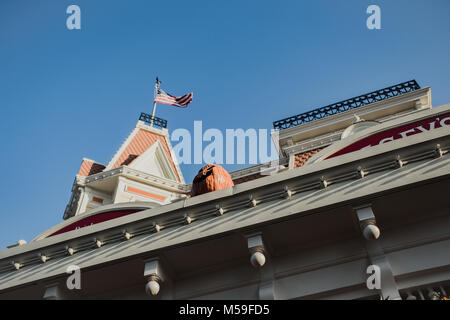 Zucca di Halloween in appoggio sul tetto di un negozio a Disney World magico regno, Orlando, Florida, America del Nord Foto Stock