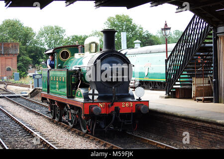 The Bluebell Railway - treno a vapore la conservazione in Sussex in esecuzione da Sheffield Park a East Grinstead mainline electric Foto Stock