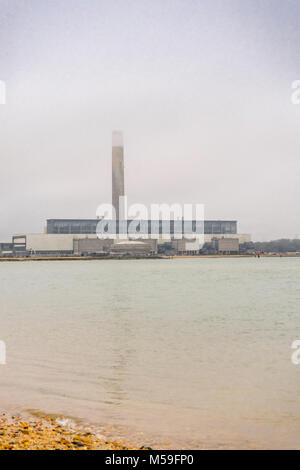 La centrale elettrica di Fawley, una centrale elettrica disutilizzata alimentata a petrolio, situata sul lato occidentale dell'inverno 2018 di Southampton Water, avvolta nella nebbia, Inghilterra, Regno Unito Foto Stock