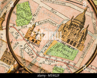 VINTAGE Parigi vecchia mappa lente di ingrandimento dettaglio di vintage Mappa monumentale del 1900 Parigi, dotate di basilica del Sacré Coeur, Montmartre e il Teatro Moulin Rouge Foto Stock