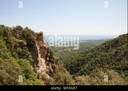 Vista verso il Mar Mediterraneo dalla cascata De L'Ucelluline cascata, San Nicolao, Corsica, Francia Foto Stock