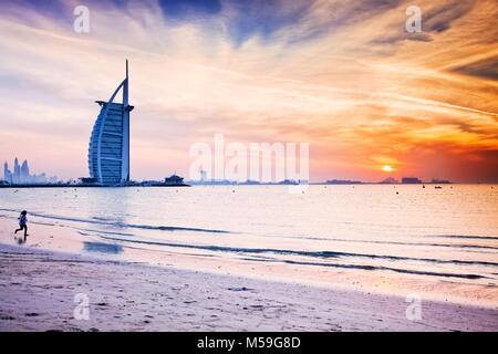 DUBAI, Emirati Arabi Uniti - FEBBRAIO 2018 :il primo al mondo a sette stelle lusso hotel Burj Al Arab al tramonto visto dal pubblico di Jumeirah Beach in Dubai, United Arab Em Foto Stock