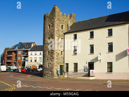 Il restaurato del XVII secolo costruito in pietra casa torre in Bangor County Down Irlanda del Nord attualmente in uso come un Centro di Informazioni Turistiche Foto Stock