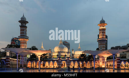 Kuala Lumpur in Malesia: Gennaio 25, 2018: Palazzo Sultano Abdul Samad Jamek Mosque al tramonto di Kuala Lumpur in Malesia Foto Stock