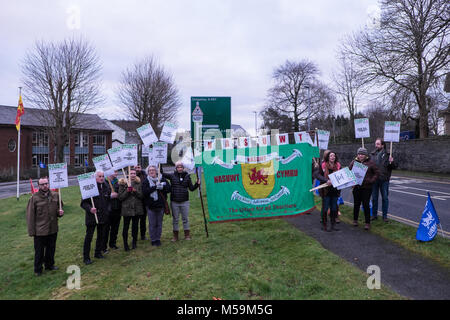 Powys, Wales, Regno Unito. Il 21 febbraio, 2018. Gli insegnanti prendere azione industriale,colpisce al di fuori della loro scuola,Ysgol Bro Hyddgen. Il NASUWT, il più grande degli insegnanti di unione nel Galles,sono in sciopero per il futuro dell'educazione dei propri figli e per il futuro successo della loro scuola. Negli ultimi quattro anni la scuola ha avuto numerosi licenziamenti riducendo il numero di personale notevolmente.La scuola sta andando a perdere almeno due membri del personale questo anno prima di eventuali licenziamenti. Credito: Paolo Quayle/Alamy Live News Foto Stock