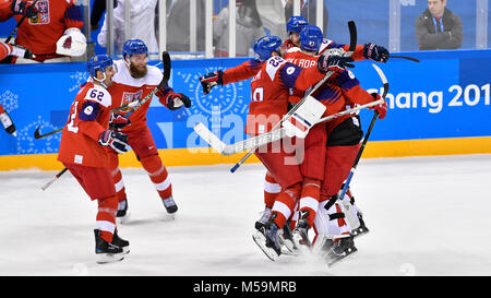 Kangnung, Corea. Il 21 febbraio, 2018. La squadra ceca celebra una vittoria dopo la Repubblica ceca vs. USA quarterfinal hockey su ghiaccio match entro il 2018 Olimpiadi invernali in Gangneung, Corea del Sud, 21 febbraio 2018. Credito: Michal Kamaryt/CTK foto/Alamy Live News Foto Stock