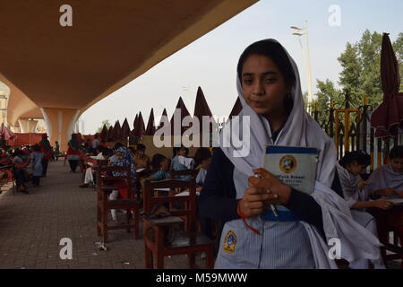 Karachi, Sindh, Pakistan. Xiv Feb, 2018. Anila Bibi 12, studente di 4 grado in Karachi sentiero scuola è la figlia di un venditore ambulante e suo padre non può permettersi di dare la sua educazione ma ora Anila Bibi è studiare e vuole diventare un insegnante in futuro.Il Pakistan è un paese con i più bassi di istruzione servizi per le famiglie povere in Asia. Residente locale Syeda Anfas istituito tre sentiero scuola nella città di Karachi per fornire servizi di formazione per oltre 5000 bambini di strada per libero. Una delle scuole è situato presso il sottopasso ponte di Karachi famoso vicino a th Foto Stock