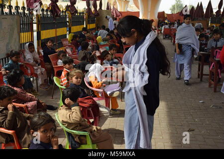 Karachi, Sindh, Pakistan. Xiv Feb, 2018. Tutti i bambini in Karachi sentiero scuola premio giornaliero Rs.50 ($0,77 ) per conversioni genitori per permettere loro di continuare a studiare e non troppo coinvolti con loro nel lavoro di qualsiasi forma di lavoro minorile.Il Pakistan è un paese con i più bassi di istruzione servizi per le famiglie povere in Asia. Residente locale Syeda Anfas istituito tre sentiero scuola nella città di Karachi per fornire servizi di formazione per oltre 5000 bambini di strada per libero. Una delle scuole è situato presso il sottopasso ponte di Karachi famoso vicino al Abdullah Shah Ghazi Foto Stock