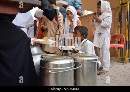 Karachi, Sindh, Pakistan. Xiv Feb, 2018. In Karachi sentiero Scuola, tutti i bambini di ottenere il pranzo gratis prima di lasciare alle 13.00.Il Pakistan è un paese con i più bassi di istruzione servizi per le famiglie povere in Asia. Residente locale Syeda Anfas istituito tre sentiero scuola nella città di Karachi per fornire servizi di formazione per oltre 5000 bambini di strada per libero. Una delle scuole è situato presso il sottopasso ponte di Karachi famoso vicino al Abdullah Shah Ghazi santuario. Credito: Mohammad Zubair Khan/SOPA/ZUMA filo/Alamy Live News Foto Stock