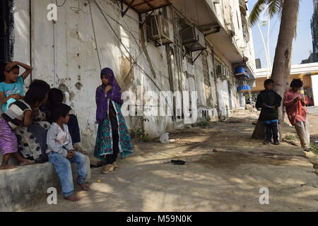 Karachi, Sindh, Pakistan. Xiv Feb, 2018. Il Pakistan è un paese con la previsione di un milione e mezzo di bambini di strada, soprattutto nella città di Karachi.Il Pakistan è un paese con i più bassi di istruzione servizi per le famiglie povere in Asia. Residente locale Syeda Anfas istituito tre sentiero scuola nella città di Karachi per fornire servizi di formazione per oltre 5000 bambini di strada per libero. Una delle scuole è situato presso il sottopasso ponte di Karachi famoso vicino al Abdullah Shah Ghazi santuario. Credito: Mohammad Zubair Khan/SOPA/ZUMA filo/Alamy Live News Foto Stock