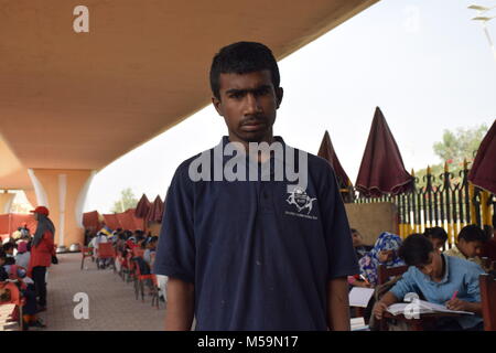 Karachi, Karachi, Pakistan. Xiv Feb, 2018. Akram 15, studente di quinto grado a Karachi sentiero scuola, egli è stato coinvolto nel lavoro, ma ora egli è studiare e vuole unirsi al Pakistan esercito in futuro.Il Pakistan è un paese con i più bassi di istruzione servizi per le famiglie povere in Asia. Residente locale Syeda Anfas istituito tre sentiero scuola nella città di Karachi per fornire servizi di formazione per oltre 5000 bambini di strada per libero. Una delle scuole è situato presso il sottopasso ponte di Karachi famoso vicino al Abdullah Shah Ghazi santuario. (Credito Immagine: © Mohammad Zubair Foto Stock