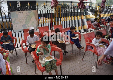 Karachi, Sindh, Pakistan. Xiv Feb, 2018. In Karachi sentiero Scuola, tutti i bambini di ottenere il pranzo gratis prima di lasciare alle 13.00.Il Pakistan è un paese con i più bassi di istruzione servizi per le famiglie povere in Asia. Residente locale Syeda Anfas istituito tre sentiero scuola nella città di Karachi per fornire servizi di formazione per oltre 5000 bambini di strada per libero. Una delle scuole è situato presso il sottopasso ponte di Karachi famoso vicino al Abdullah Shah Ghazi santuario. Credito: Mohammad Zubair Khan/SOPA/ZUMA filo/Alamy Live News Foto Stock