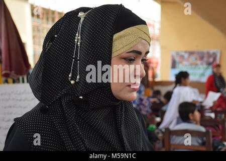 Karachi, Sindh, Pakistan. Xiv Feb, 2018. Syeda Anfas testa del sentiero di raccogliere la scuola di carità e di fornire ai bambini cibo quotidiano Daily denaro, libri e altro era piangendo perché questa scuola è rivolta verso la minaccia di chiusura, Pakistan, provincia del Sindh governo formato un comitato di spostare gli studenti al governo-scuole.Syeda Anfas rivendicazioni a si comportano male dal governo dipartimento educazione e fu pianto durante il colloquio di lavoro.Il Pakistan è un paese con i più bassi di istruzione servizi per le famiglie povere in Asia. Residente locale Syeda Anfas istituito tre sentiero scuola in Foto Stock