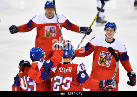 Kangnung, Corea. Il 21 febbraio, 2018. La squadra ceca celebra un obiettivo durante la Repubblica ceca vs. USA quarterfinal hockey su ghiaccio match entro il 2018 Olimpiadi invernali in Gangneung, Corea del Sud, 21 febbraio 2018. Credito: Michal Kamaryt/CTK foto/Alamy Live News Foto Stock