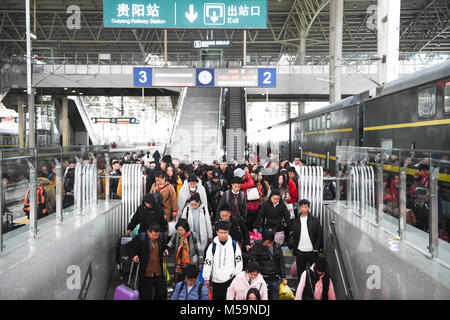 Guiyang, della Cina di Guizhou. Il 21 febbraio, 2018. I passeggeri sono visti a Guiyang Stazione Ferroviaria di Guiyang, capitale del sud-ovest della Cina di Guizhou, Feb 21, 2018. Il numero di passeggeri sono tenuti a crescere su Mercoledì, l'ultimo giorno della settimana di nuovo anno lunare cinese vacanza. Credito: Tao Liang/Xinhua/Alamy Live News Foto Stock