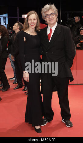 Berlino, Germania. Xx Febbraio 2018. Il 20 febbraio 2018, Berlino - Berlinale 2018 Premiere, "Il Cacciatore". Director Wim Wenders (R) e sua moglie donata. Credito: Jörg Carstensen/dpa/Alamy Live News Foto Stock