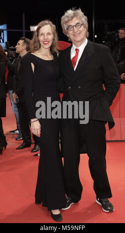 Berlino, Germania. Xx Febbraio 2018. Il 20 febbraio 2018, Berlino - Berlinale 2018 Premiere, "Il Cacciatore". Director Wim Wenders (R) e sua moglie donata. Credito: Jörg Carstensen/dpa/Alamy Live News Foto Stock