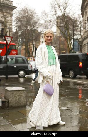 Londra, Grossbritannien. 19 Feb, 2018. Blogger Candice Lago frequentando il Erdem pista visualizza durante la London Fashion Week - Feb 19, 2018 - Credit: Pista Manhattan/Valentina Ranieri ***per solo uso editoriale*** | Verwendung weltweit/dpa/Alamy Live News Foto Stock