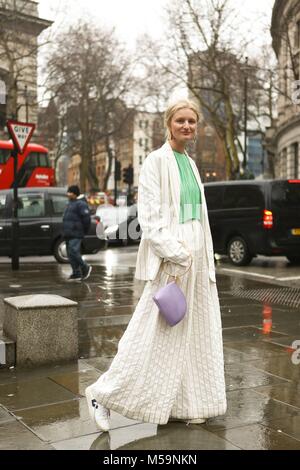 Londra, Grossbritannien. 19 Feb, 2018. Blogger Candice Lago frequentando il Erdem pista visualizza durante la London Fashion Week - Feb 19, 2018 - Credit: Pista Manhattan/Valentina Ranieri ***per solo uso editoriale*** | Verwendung weltweit/dpa/Alamy Live News Foto Stock