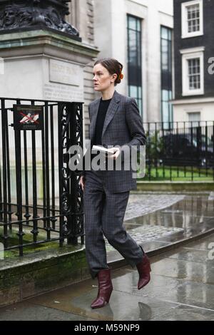 Londra, Grossbritannien. 19 Feb, 2018. Jo Ellison, Editor di moda al Financial Times, frequentando il Erdem pista visualizza durante la London Fashion Week - Feb 19, 2018 - Credit: Pista Manhattan/Valentina Ranieri ***per solo uso editoriale*** | Verwendung weltweit/dpa/Alamy Live News Foto Stock