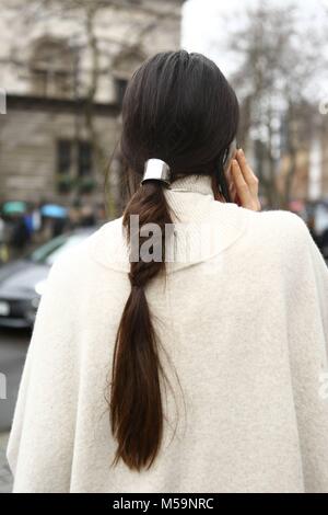 Londra, Grossbritannien. 19 Feb, 2018. Blogger Doina Ciobanu frequentando il Erdem pista visualizza durante la London Fashion Week - Feb 19, 2018 - Credit: Pista Manhattan/Valentina Ranieri ***per solo uso editoriale*** | Verwendung weltweit/dpa/Alamy Live News Foto Stock