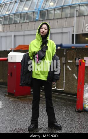 Londra, Grossbritannien. 19 Feb, 2018. Kim fare frequentando il Marques Almeida pista visualizza durante la London Fashion Week - Feb 19, 2018 - Credit: Pista Manhattan/Valentina Ranieri ***per solo uso editoriale*** | Verwendung weltweit/dpa/Alamy Live News Foto Stock