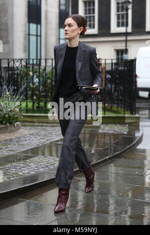 Londra, Grossbritannien. 19 Feb, 2018. Jo Ellison, Editor di moda al Financial Times, frequentando il Erdem pista visualizza durante la London Fashion Week - Feb 19, 2018 - Credit: Pista Manhattan/Valentina Ranieri ***per solo uso editoriale*** | Verwendung weltweit/dpa/Alamy Live News Foto Stock