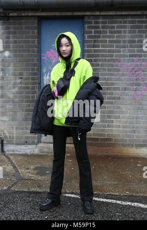 Londra, Grossbritannien. 19 Feb, 2018. Kim fare frequentando il Marques Almeida pista visualizza durante la London Fashion Week - Feb 19, 2018 - Credit: Pista Manhattan/Valentina Ranieri ***per solo uso editoriale*** | Verwendung weltweit/dpa/Alamy Live News Foto Stock