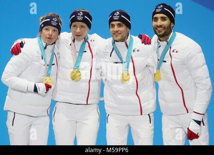 Pyeongchang, Corea del Sud. Il 21 febbraio, 2018. Marie Dorin Habert (da sinistra a destra), Anais Bescond, Simon Desthieux e Martin Fourcade dalla Francia per celebrare le loro medaglie d oro sul podio durante la cerimonia di premiazione della staffetta mista evento del biathlon del 2018 Olimpiadi invernali di Pyeongchang, Corea del Sud, 21 febbraio 2018. Credito: Michael Kappeler/dpa/Alamy Live News Foto Stock