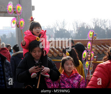 Beijing, Pechino, Cina. 18 Febbraio, 2018. Pechino, CINA DEL XVIII Febbraio 2018: il tempio fiera si tiene presso il Parco Ditan a Pechino, celebrando il nuovo anno lunare cinese. Credito: SIPA Asia/ZUMA filo/Alamy Live News Foto Stock