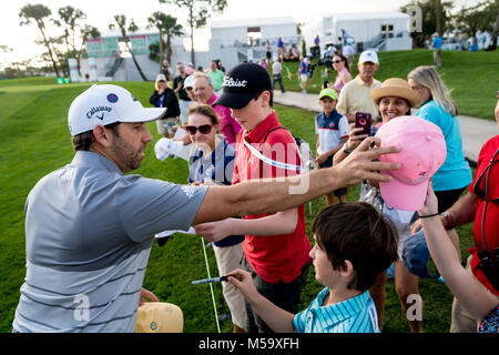 Florida, Stati Uniti d'America. Il 21 febbraio, 2018. Sergio Garcia firma autografi per i fan durante la Honda Classic Pro-Am a PGA National in Palm Beach Gardens il 21 febbraio 2018. Credito: Richard Graulich/Palm Beach post/ZUMA filo/Alamy Live News Foto Stock