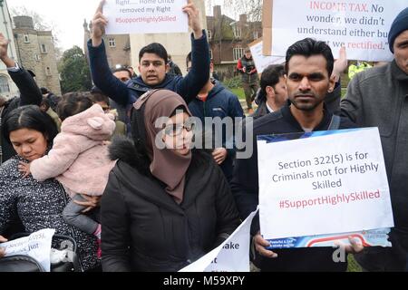 Londra, Regno Unito. Il 21 febbraio, 2018. Grande raduno dei lavoratori migranti di fronte al Parlamento chiedendo un trattamento migliore dal Regno Unito home office Credit: Philip Robins/Alamy Live News Foto Stock