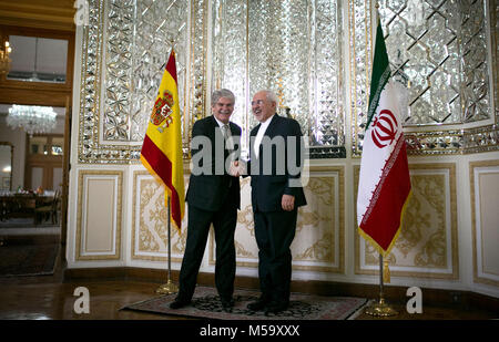 Tehran. Il 21 febbraio, 2018. Ministro degli Esteri iraniano Mohammad Javad Zarif (R) stringe la mano con il suo omologo spagnolo Alfonso Dastis durante il loro incontro a Teheran, capitale dell'Iran nel febbraio 21, 2018. Credito: Ahmad Halabisaz/Xinhua/Alamy Live News Foto Stock