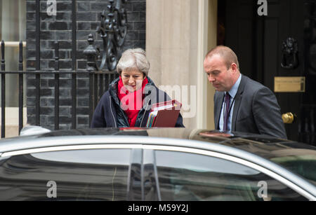 A Downing Street, Londra, Regno Unito. Il 21 febbraio 2018. Il Primo Ministro inglese Theresa Maggio lascia 10 di Downing Street per partecipare alla settimana parlamentare di primo ministro di domande nella casa di Commons. Credito: Malcolm Park/Alamy Live News. Foto Stock