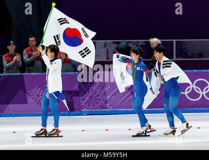 Gangneung, Corea del Sud. Il 21 febbraio, 2018. Seung-Hoon Lee (1), Jaowon Chung (2) Min Seok Kim (3) della Repubblica di Corea celebra vincendo la medaglia d'argento nella mens del pattinaggio di velocità team Pursuit finale al PyeongChang 2018 Giochi Olimpici Invernali a Gangneung ovale sul Mercoledì 21 Febbraio, 2018. Credito: Paolo Kitagaki Jr./ZUMA filo/Alamy Live News Foto Stock