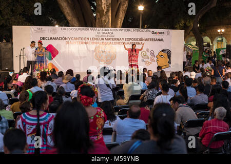 Oaxaca, Oaxaca, Messico - 20 Febbraio 2018 - i membri delle comunità indigene di tutto lo stato di Oaxaca ha celebrato il Día Internacional de la Lengua materna o la Giornata internazionale delle lingue native. La giornata è dedicata alla protezione delle lingue indigene di tutto il mondo. "Mixtecas", Zapotechi e altre persone indigencous ha pronunciato un discorso nella loro lingua nativa e poi in spagnolo. Credito: Jim West/Alamy Live News Foto Stock