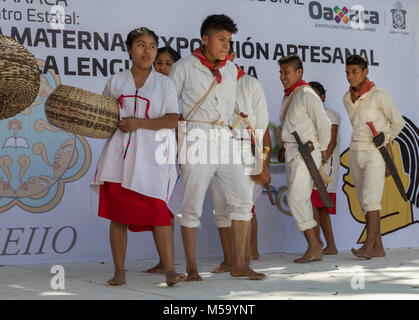 Oaxaca, Oaxaca, Messico - 20 Febbraio 2018 - i membri delle comunità indigene di tutto lo stato di Oaxaca ha celebrato il DÃ-a Internacional de la Lengua materna o la Giornata internazionale delle lingue native. La giornata è dedicata alla protezione delle lingue indigene di tutto il mondo. Un gruppo di Mixtec eseguita una tradizionale danza del raccolto. Il "mixtecas" sono uno dei più grandi gruppi indigeni di Oaxaca. Credito: Jim West/Alamy Live News Foto Stock