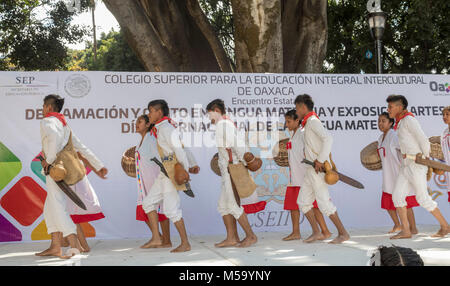 Oaxaca, Oaxaca, Messico - 20 Febbraio 2018 - i membri delle comunità indigene di tutto lo stato di Oaxaca ha celebrato il Día Internacional de la Lengua materna o la Giornata internazionale delle lingue native. La giornata è dedicata alla protezione delle lingue indigene di tutto il mondo. Un gruppo di Mixtec eseguita una tradizionale danza del raccolto. Il "mixtecas" sono uno dei più grandi gruppi indigeni di Oaxaca. Credito: Jim West/Alamy Live News Foto Stock